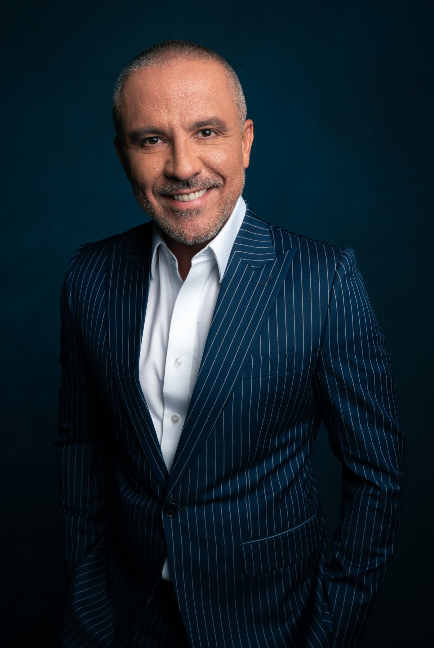 Dr. Glauco Melo sorrindo, de terno risca de giz